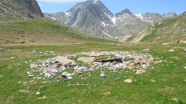 Restos desmoronados de uno de los dólmenes hallados en el Pirineo aragonés