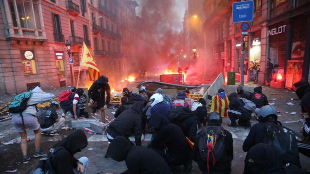 Miembros de los CDR, en los disturbios de Barcelona este viernes