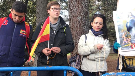 Jóvenes rezando a las puertas del Valle de los Caídos