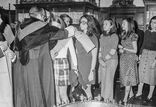 Imposición de becas a alumnas de Filosofía y Letras en 1969