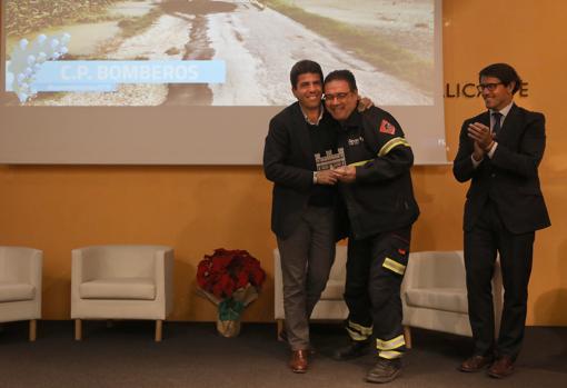 El presidente y el diputado Juan de Dios Navarro, con uno de los homenajeados