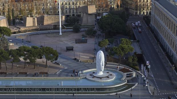 «Julia», de Jaume Plensa, erigida sobre el antiguo pedestal de la plaza de Colón