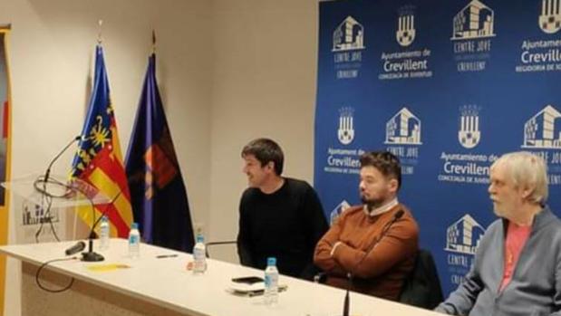 Gabriel Rufián en el acto de Crevillente, con las banderas oficiales sin la española