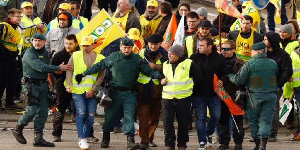 Los agricultores y ganaderos protestan en Zaragoza por los bajos precios y la falta de ayuda