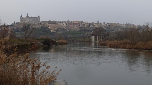El Tajo entre la Huerta del Rey (a la izquierda) y la orilla opuesta donde el corregidor Navarro dispuso la presa y otras explotaciones agrícolas en terrenos de la ciudad
