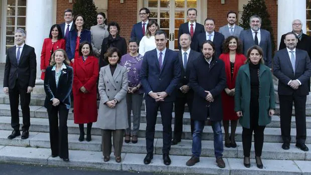 Sánchez, junto a sus 22 ministros, en la primera foto de familia a las puertas de La Moncloa el 14 de enero