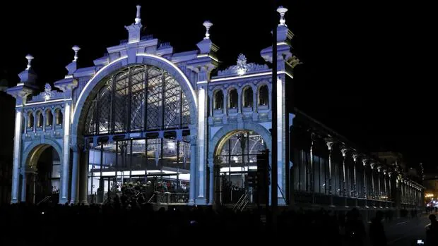 Vista nocturna del renovado Mercado Central, que data del aÃ±o 1903