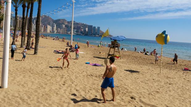 Imagen de archivo tomada en la playa de Levante de Benidorm