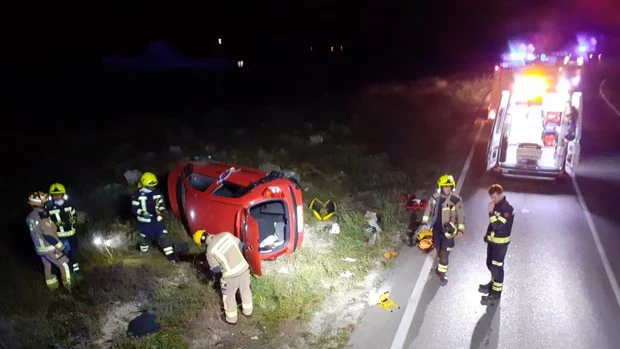 Rescatan a un matrimonio de 70 años atrapado tras volcar su coche en medio de la carretera en Alicante