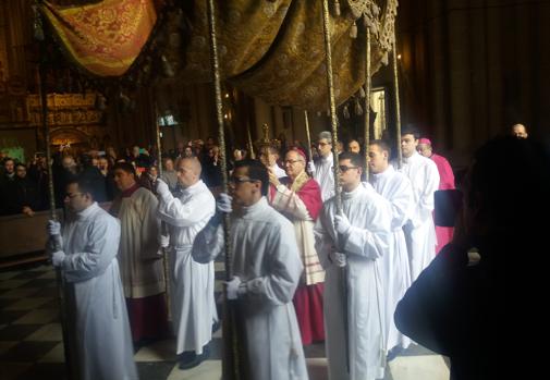 Monseñor Cerro entra bajo palio en la catedral de Toledo