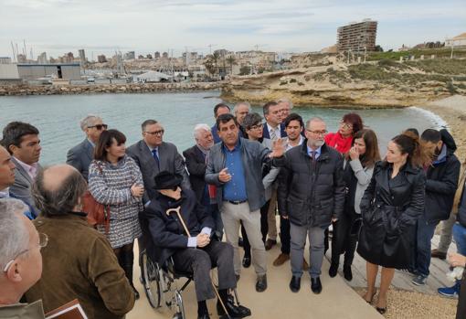 El grupo de autoridades junto al yacimiento situado en el litoral