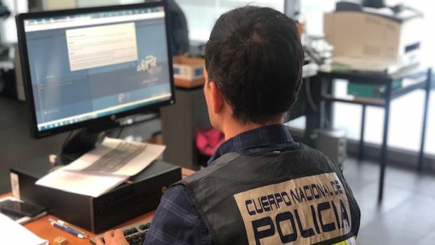 Un policía nacional observa una página web