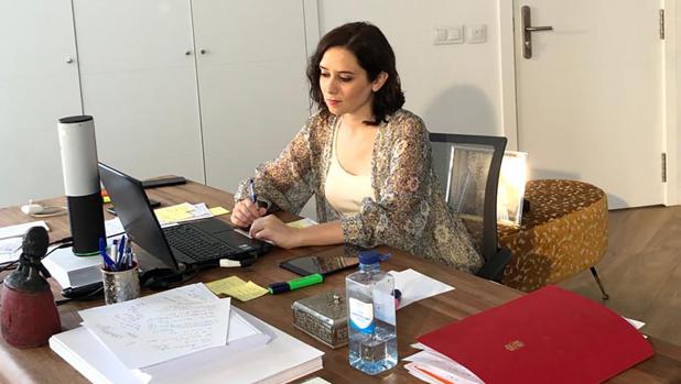 Isabel Díaz Ayuso, presidenta regional madrileña, en su despacho improvisado en el aparthotel donde guarda el aislamiento