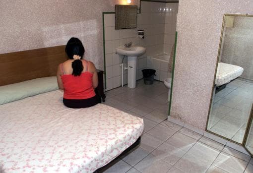 Una prostituta en la habitación de un local de alterne