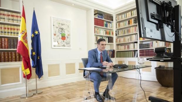 El presidente del Gobierno, Pedro Sánchez, en una videoconferencia desde su despacho en el Palacio de la Moncloa