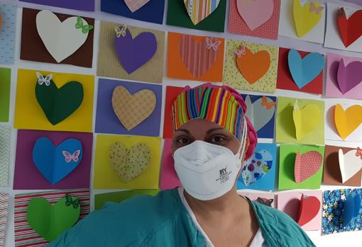 La enfermera, con el uniforme sanitario y mascarilla antes de empezar su turno