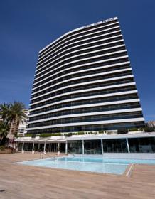 Piscina de un hotel vacía MIKEL PONCE