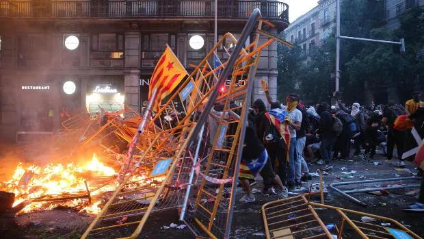 Barricada en el centro de Barcelona organizada por independentistas, en octubre de 2019, en respuesta a la sentencia del Tribunal Supremo por el «procés»