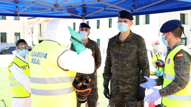 El Rey, con la Guardia Real, a la que envió a luchar contra el Covid cuando estalló la epidemia