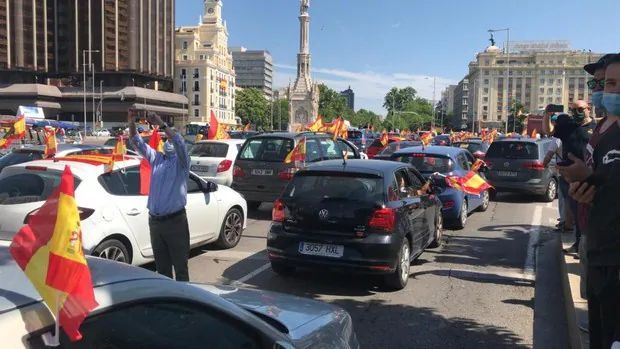 El Paseo de Recoletos, colapasado de coches