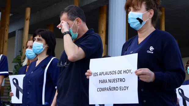 Un sanitario se limpia las lágrimas en una concentración en recuerdo de un compañero fallecido tras contagiarse de coroanvirus en un hospital de Zaragoza