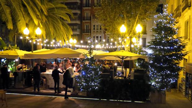 El velador objeto del contencioso, en la celebración del aniversario del bar del Portal de Elche