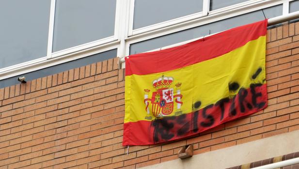 Imagen de una bandera de España colgada en un balcón de una vivienda en la ciudad de Alicante