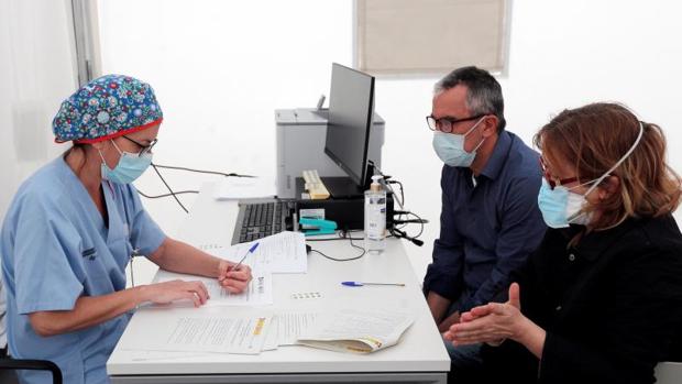 Una funcionaria de Sanidad atiende a pacientes para ls preubas PCR del coronavirus