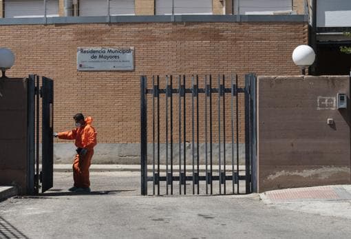 Entrada a la Residencia Municipal de Fuenlabrada, ayer por la tarde