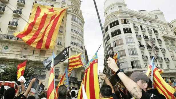 «Españoles asesinos»: juzgan a una separatista por agredir a una pareja que llevaba la bandera de España Banderas-independentistas-valencia-kUZH--620x349@abc
