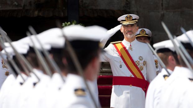 El Rey durante el acto de entrega de los Reales Despachos a los nuevos oficiales de la Armada y la jura de bandera de los alumnos del primer curso de la Escuela Naval de Marín, el 16 de julio de 2019