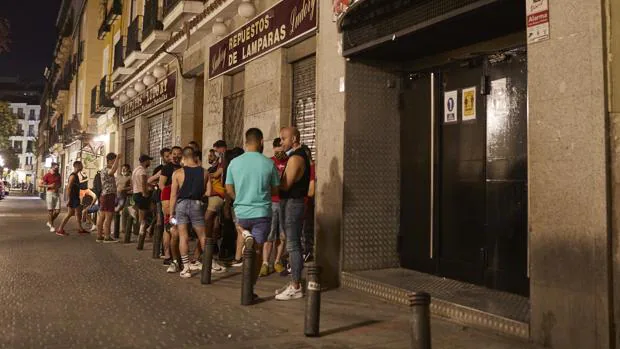 Varios jóvenes a las puertas de una discoteca del centro de Madrid
