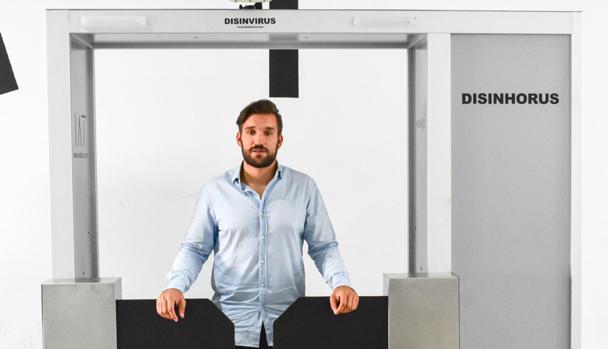 Rafael Mas, bajo su arco de agua ozonizada