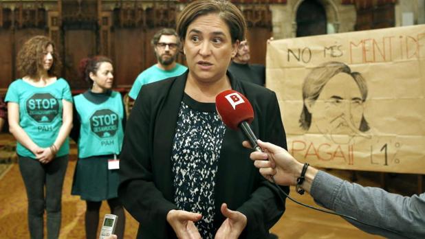 La alcaldesa de Barcelona, con activistas de la PAH en una imagen de archivo