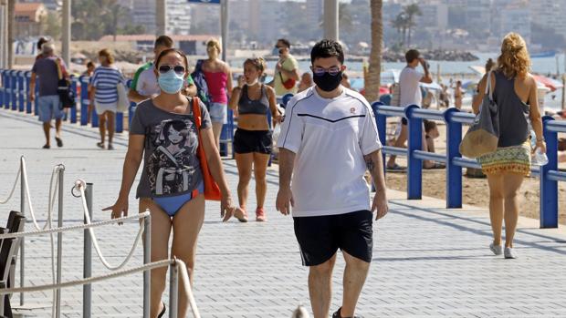 Ciudadanos pasean con mascarilla por Alicante
