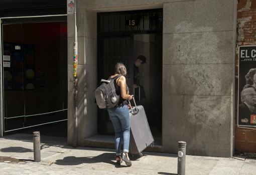 Dos turistas entran en el portal de Príncipe, 15, el verano pasado