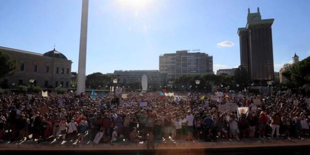 Centenares De Personas Se Concentran En Colon Contra Las Medidas Anticovid Sin Mascarilla Ni Distancia