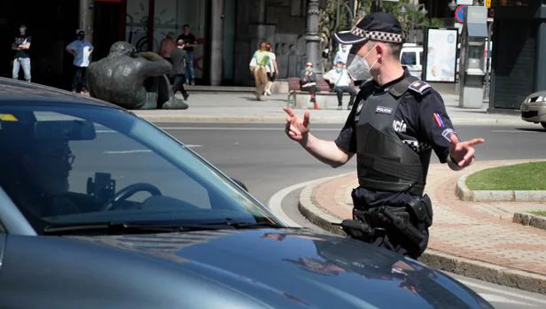 Un policía local de León da indicaciones a los conductores en una imagen de archico