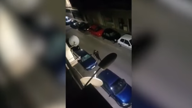 El agente camina por la calle de San Martín de la Vega donde fue acorralado