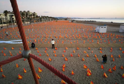 Imagen de las banderas desplegadas en la playa de la Patacona de Alboraya