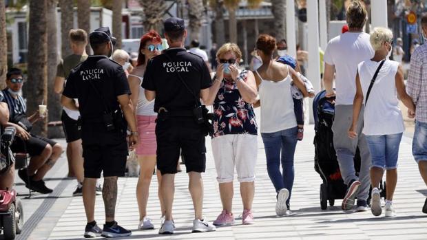 Dos policías locales de Benidorm en la zona del Rincón de Loix