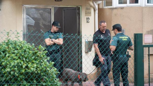 La Guardia Civil inspecciona la vivienda donde vivía la pareja en Castro Urdiales