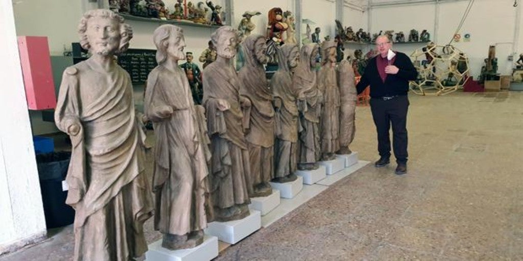 La parroquia San José Artesano expone figuras de los Apóstoles utilizadas en películas históricas españolas