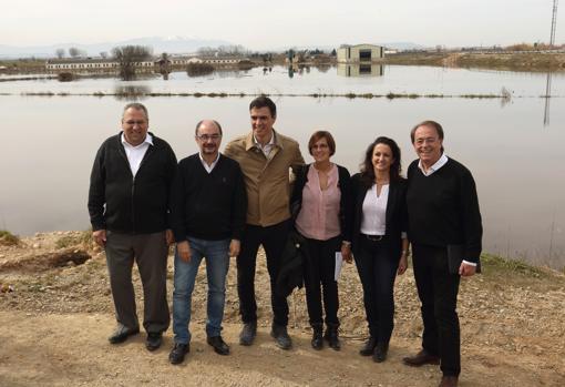 Pedro Sánchez and Javier Lambán, in March 2015, posing before the Ebro floods with other socialite leaders. It was on the eve of the regional and municipal elections of that year