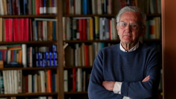 Rafael Arias-Salgado, en la biblioteca de su casa