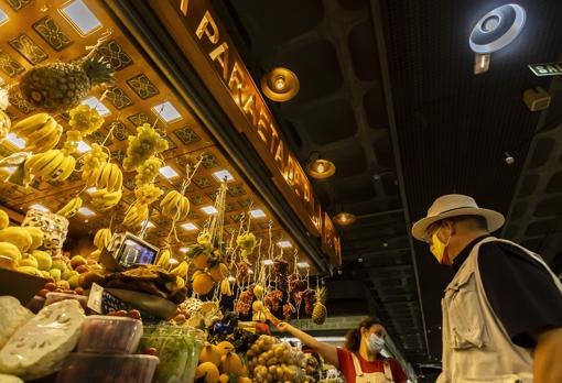 Archive image of merchants and customers of the Central Market of Alicante