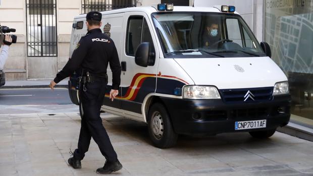 Imagen de archivo de la Policía Nacional en los juzgados de Alicante