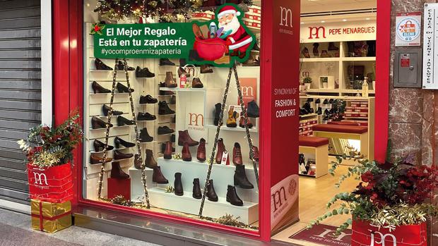 Escaparate de una zapatería donde se ha puesto en marcha la campaña de Pepe Menargues