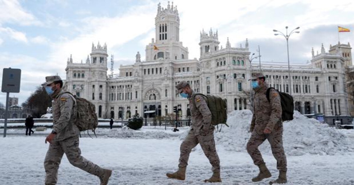 Temporal Filomena En Madrid En Directo Los Madrilenos Se Lanzan A Limpiar Los Accesos A Las Casas Ante El Temor De Las Heladas