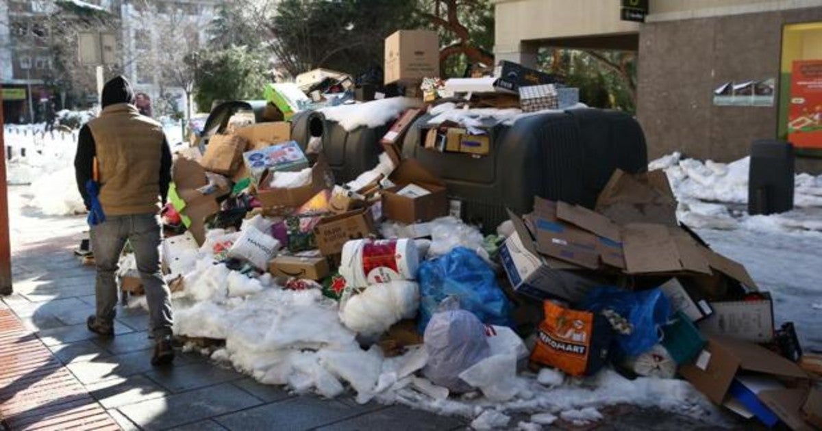 Madrid recupera la recogida de basura tras la nevada: 9.000 toneladas  acumuladas desde el viernes
